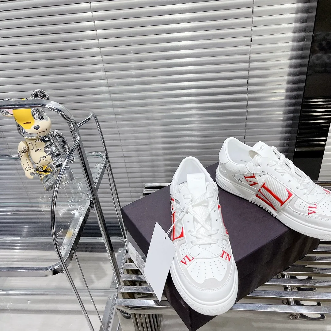 👟👟Ex-factory price 600👟👟 Valentino ONE STUD calfskin lace-up sneakers. Soft suede low-top sneakers, classic and versatile, couple's sneakers, special goods, worth buying! A pair of simple shoes with unique details will save you from the difficulty of dressing. OneStud sneakers, with quilted plaid and oversized rivets, create an eye-catching punk style and get rid of the heavy feeling of this season's clothing. Upraise calfskin derby shoes, with exquisite leather construction and simple silhouette, and smooth lines set the tone of coolness, are a versatile item in the wardrobe. There are more Valentino boutique shoes waiting for you to unlock! It’s time to get the shoes you’ve been coveting for a long time! Officially on sale 7,+++ - Seven straps, decorated with metallic rubber effect. Decoration on the back and tongue. Size 35-44.